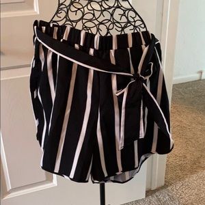 Soft loose belted shorts🌺